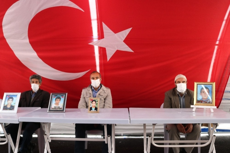 Hdp Önündeki Ailelerin Evlat Nöbeti 211’inci Gününde