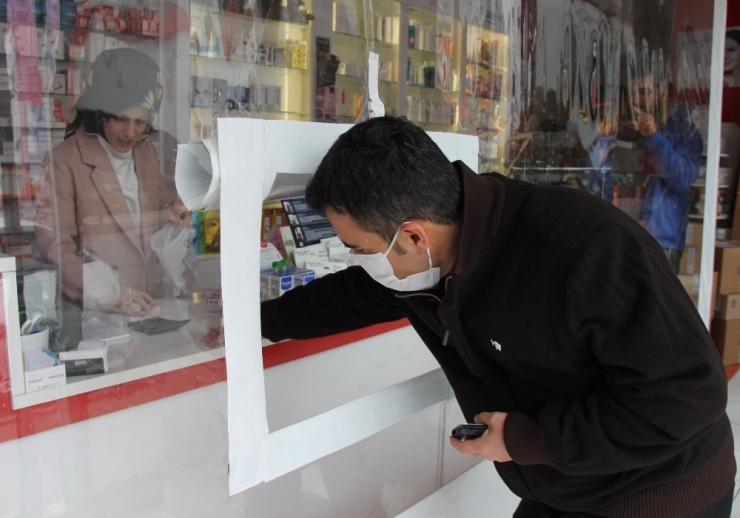 Eczanede Pencereden Alışveriş