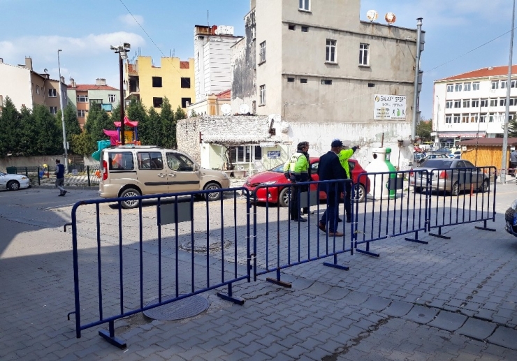 Edirne’de Caddeler Trafiğe Kapatıldı
