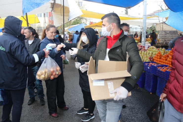 Semt Pazarlarında Maske, Eldiven Ve Dezenfektan Dağıtıldı