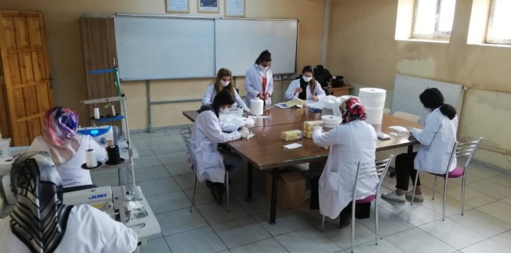 Meslek Lisesi Öğretmen Ve Öğrencileri Günlük 3 Bin Maske Üretiyor