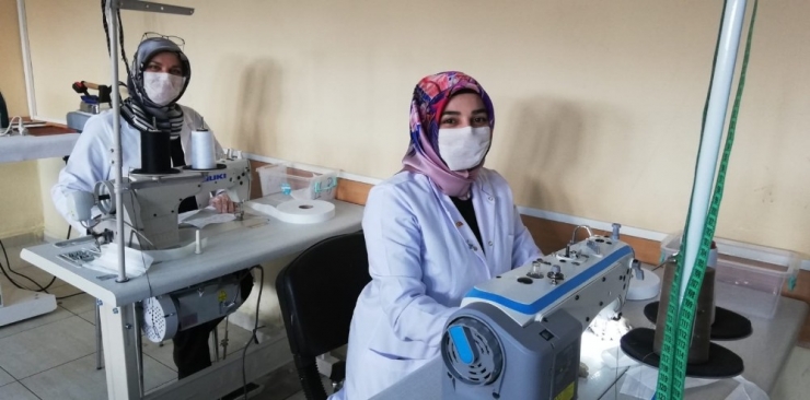 Meslek Lisesi Öğretmen Ve Öğrencileri Günlük 3 Bin Maske Üretiyor