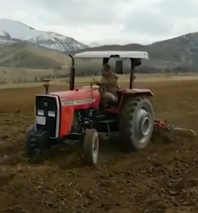 Dışarı Çıkamayan Çiftçinin Tarlasını Mehmetçik Sürdü