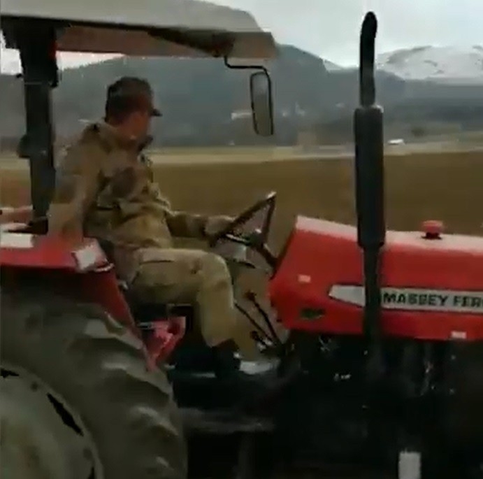 Dışarı Çıkamayan Çiftçinin Tarlasını Mehmetçik Sürdü