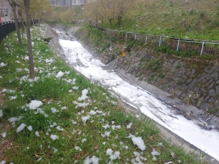 Atık Su Deresi Beyaza Büründü, Köpükler Etrafa Uçuştu