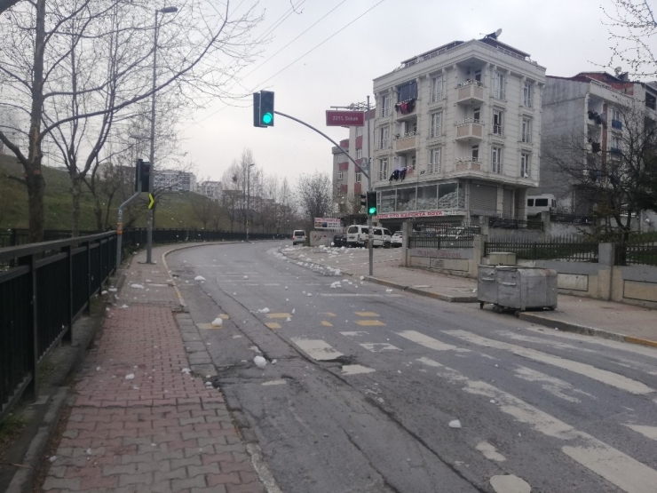 Atık Su Deresi Beyaza Büründü, Köpükler Etrafa Uçuştu