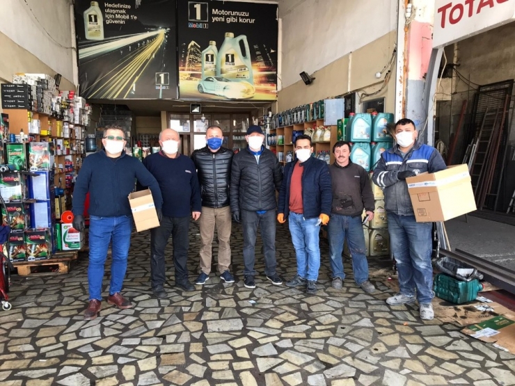 Esnafa Maske Dağıttı