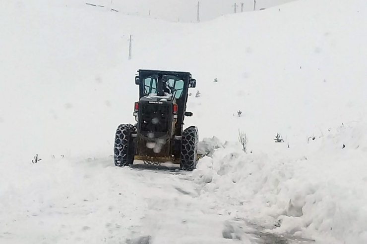Gümüşhane’de Karla Mücadele Çalışmaları Devam Ediyor