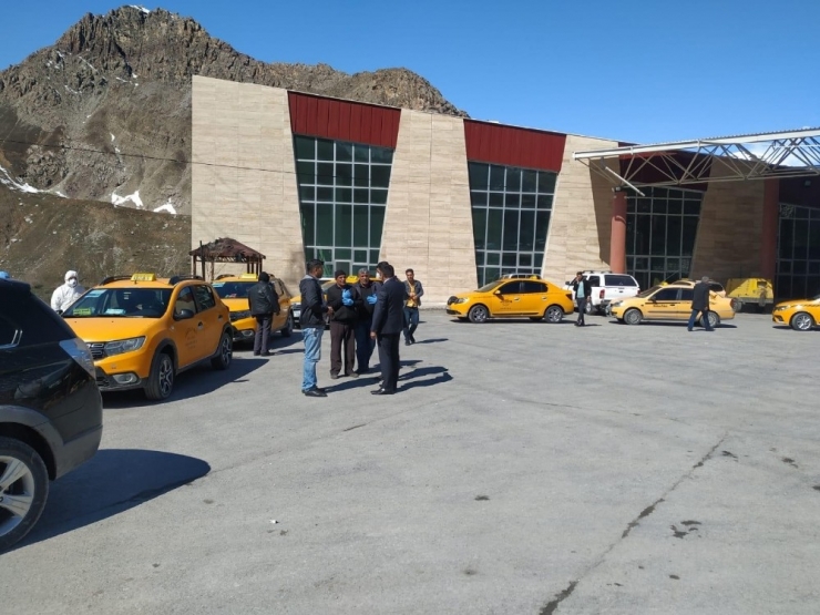 Hakkari’de Ticari Taksiler Dezenfekte Edildi