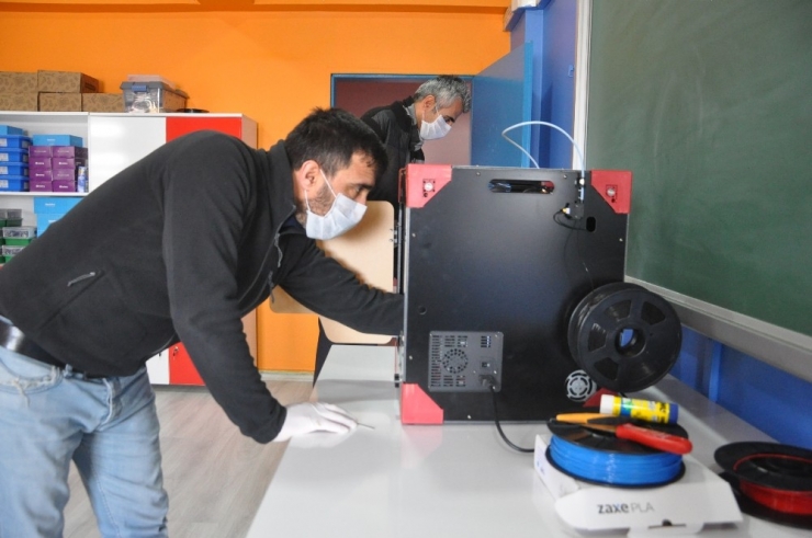 Yüksekovalı Öğretmenlerden Siperlik Maske Üretimi