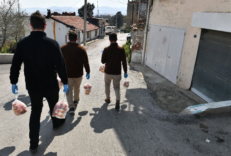 İzmir’de İhtiyaç Sahiplerine Çorba Ve Ekmek