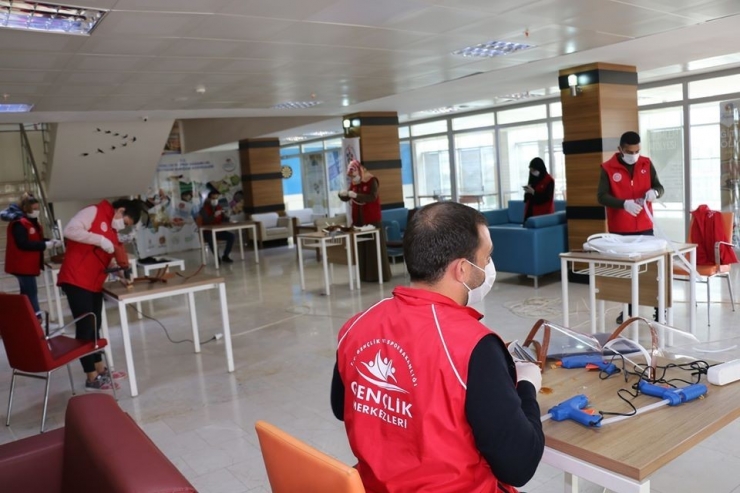 Kahta Gençlik Merkezi Siperlik Maske Üretiyor