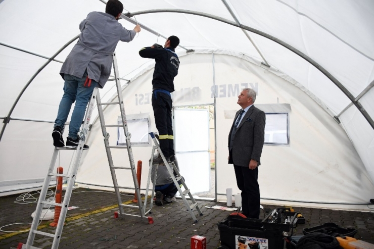 Kemer’de Hastanelere Sahra Çadırı Kuruluyor