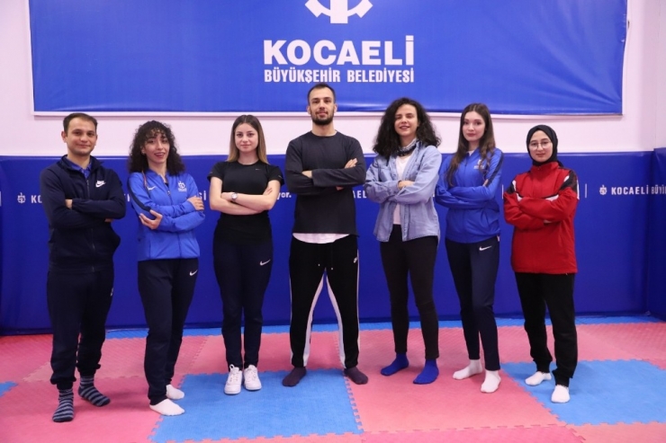 Spor Eğitmenleri Sosyal Medyadan Evde Spor İçin Hizmet Veriyor