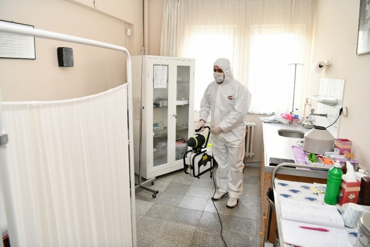 Çayırova’da Eczaneler Ve Sağlık Ocakları Dezenfekte Ediliyor