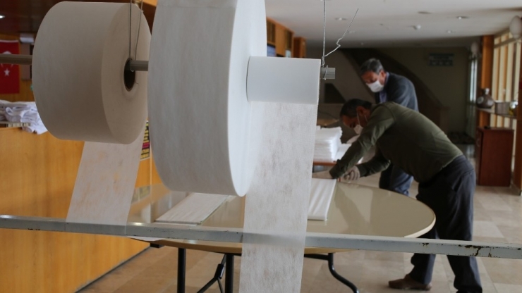 Mut Halk Eğitim Merkezi Kurulan Atölyelerde 20 Bin Maske Üretimi Yapacak