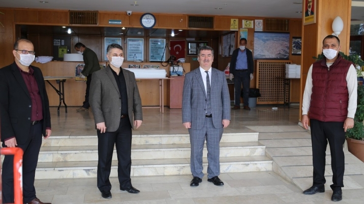 Mut Halk Eğitim Merkezi Kurulan Atölyelerde 20 Bin Maske Üretimi Yapacak