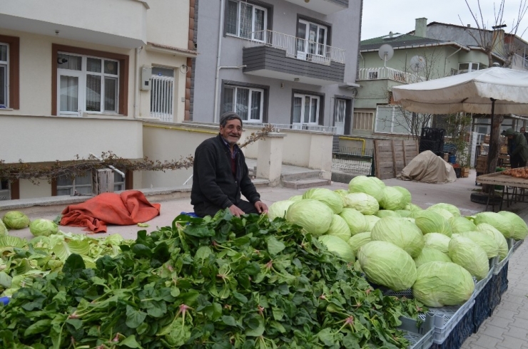 Tezgahlar 3 Metre Aralıkla Kuruldu