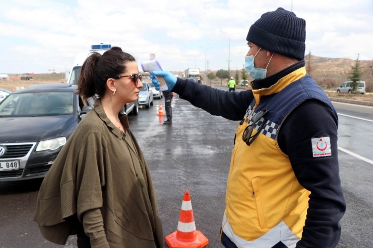 Nevşehir’de Kent Girişlerinde Araç Sürücülerinin Ateşi Kontrol Ediliyor