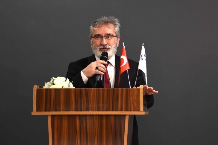 Prof. Dr. Büyükaslan: "Sanal Alemin Sanal Uzmanlarından Uzak Durun"