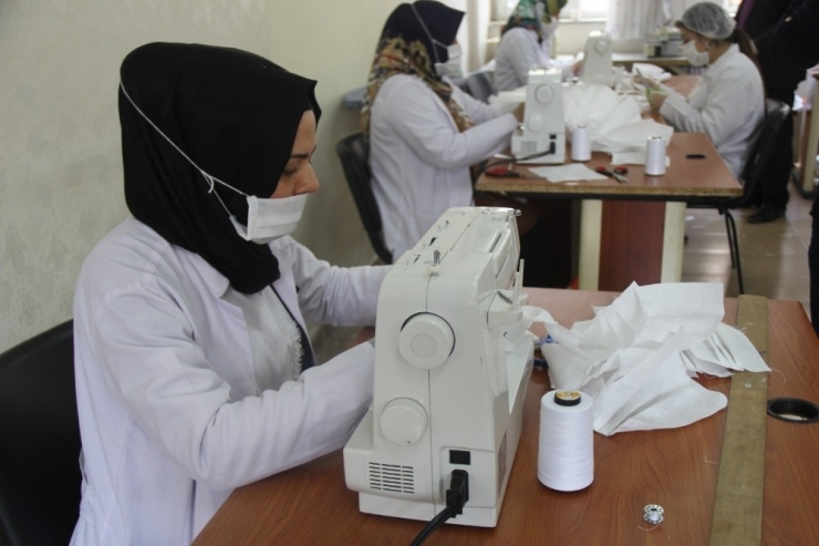 Şanlıurfa’da Usta Öğreticiler Korona Virüse Karşı Maske Üretiyor