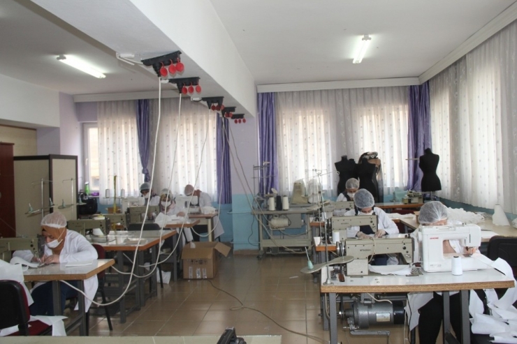 Şanlıurfa’da Usta Öğreticiler Korona Virüse Karşı Maske Üretiyor