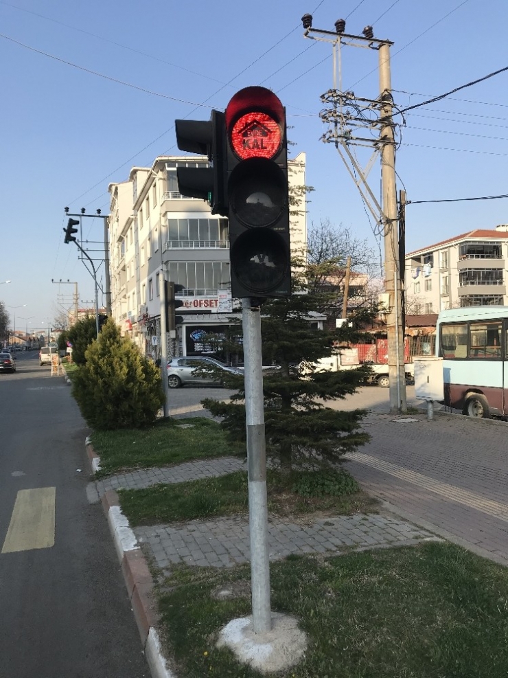 Trafik Lambalarında "Evde Kal" Mesajı