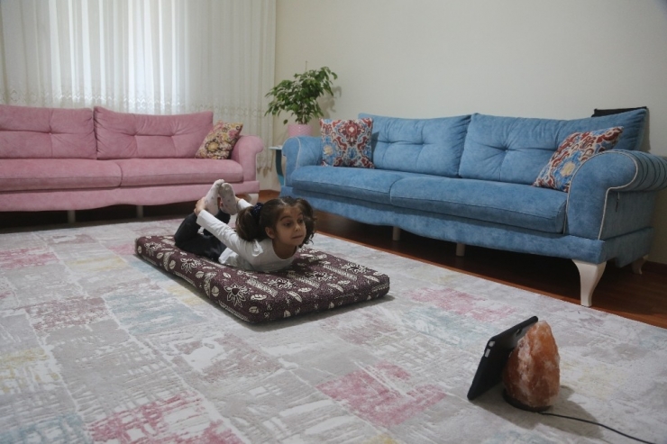 Erdemli Belediyesi Evdeki Çocukları Unutmadı