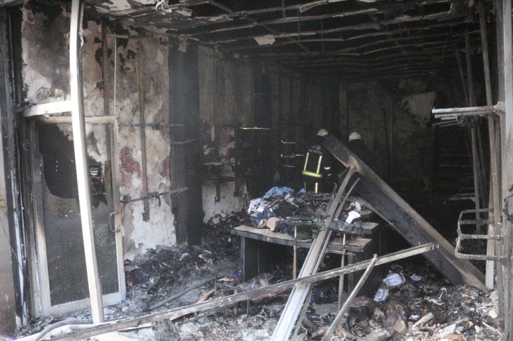 Yanan İş Yerinde Tekrar Dumanların Yükselmesi Ekipleri Alarma Geçirdi