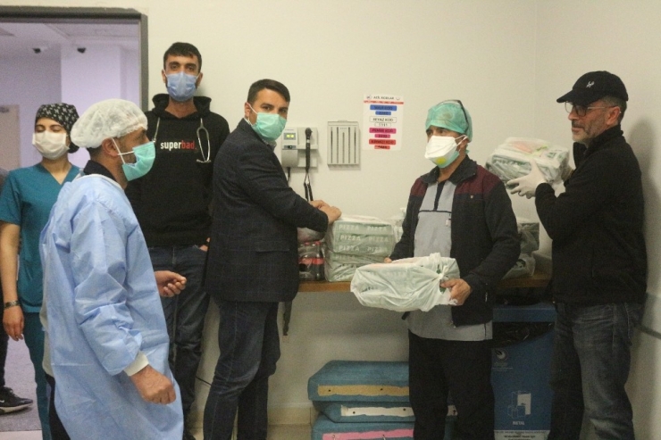 Van’da Sağlık Çalışanlarına Pizza Sürprizi