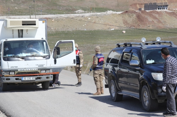 Başkale’de Karantinaya Alınan Mahallelilere Yardım