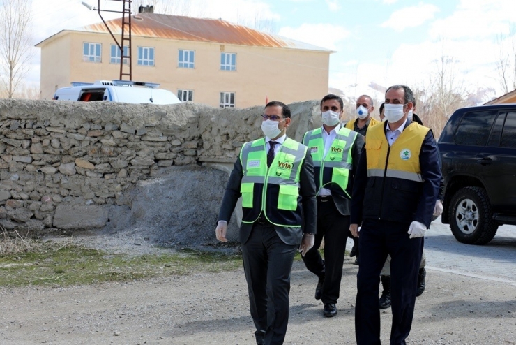 Kaymakam Ve Belediye Başkanı Vatandaşların İhtiyacını Birlikte Teslim Etti