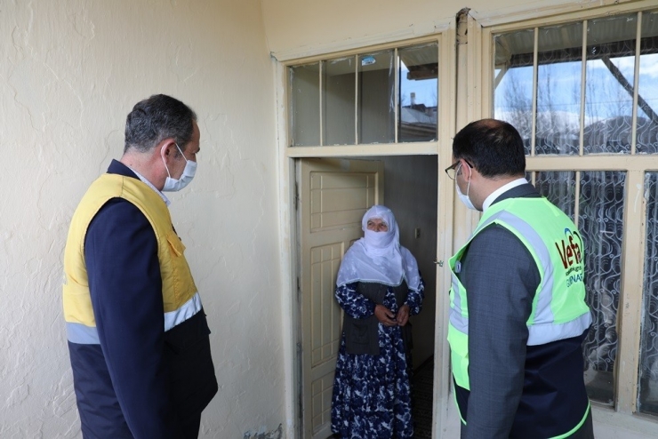 Kaymakam Ve Belediye Başkanı Vatandaşların İhtiyacını Birlikte Teslim Etti