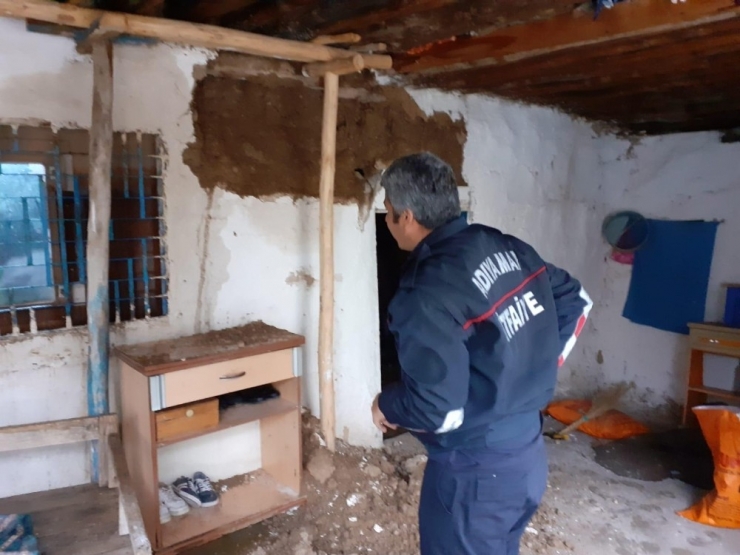 Şiddetli Yağışta Evin Duvarı Çöktü