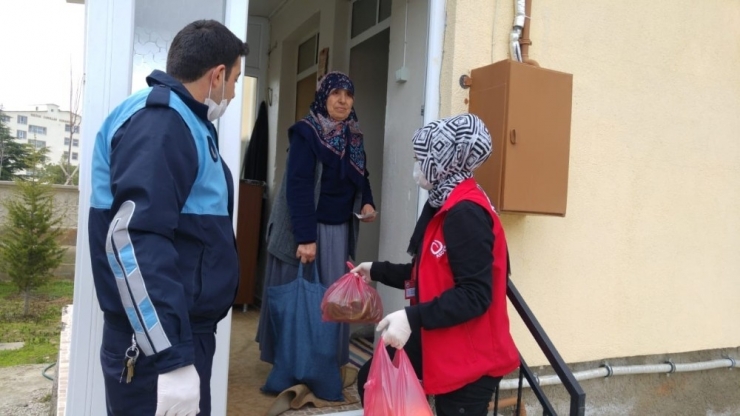 Bolvadin’deki Yaşlıların Emekli Maaşları Evlerinde Ödeniyor