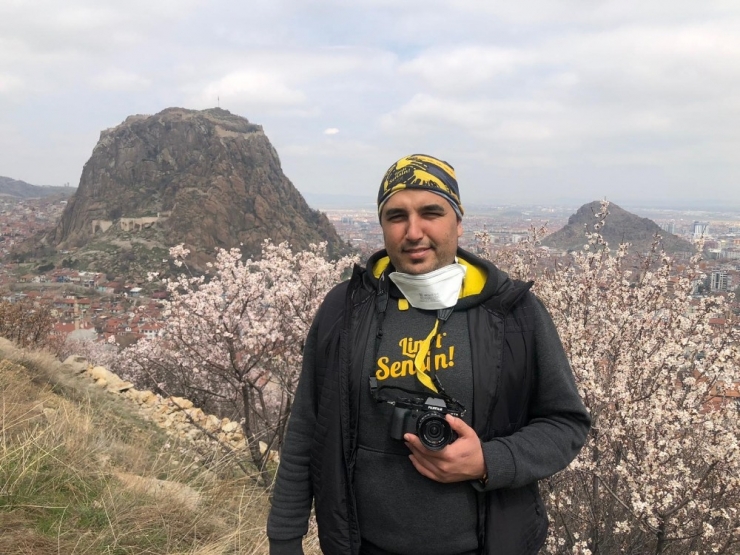 Çiçek Açan Badem Ağaçları Bu Zor Günlerde Umut Oldu