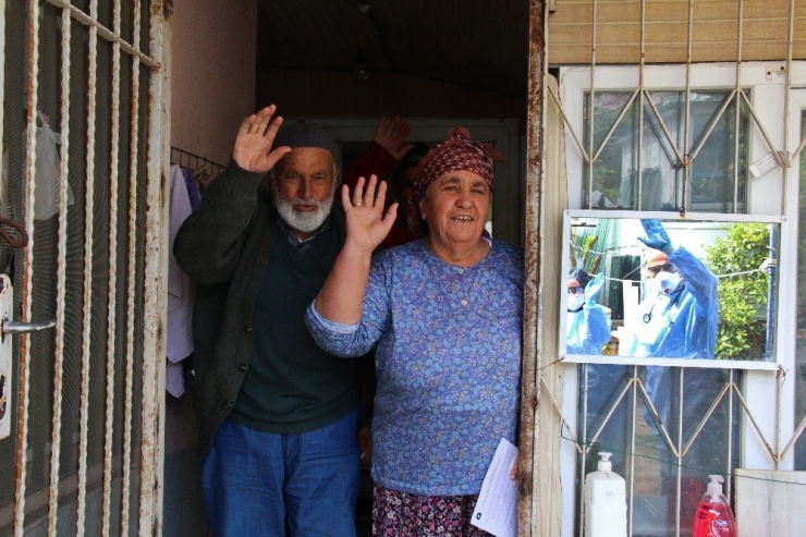 Evinden Çıkamayan Yaşlıların Ayağına Doktor Ve Hemşire Hizmeti