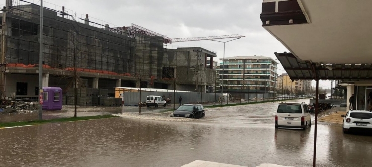 Batman’da Şiddetli Yağmur Yolları Göle Çevirdi