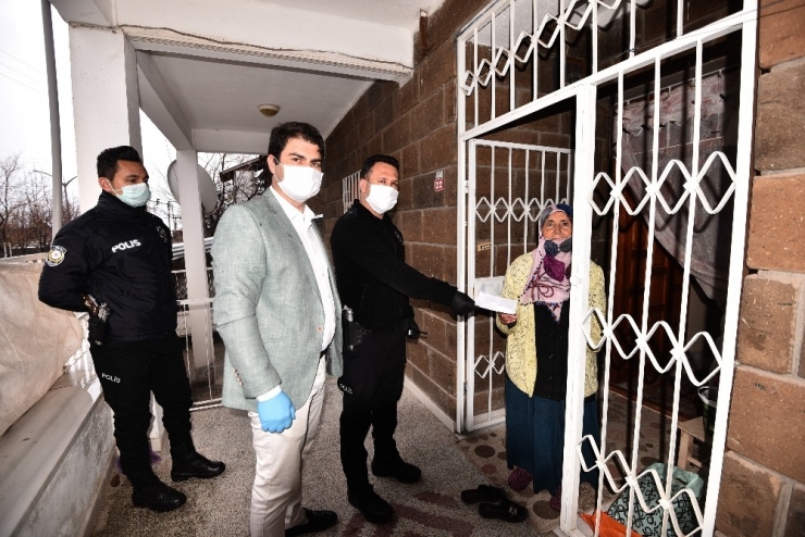 Yaşlı Kadın Biriktirdiği Parasını “Biz Bize Yeteriz Türkiyem” Kampanyasına Bağışladı