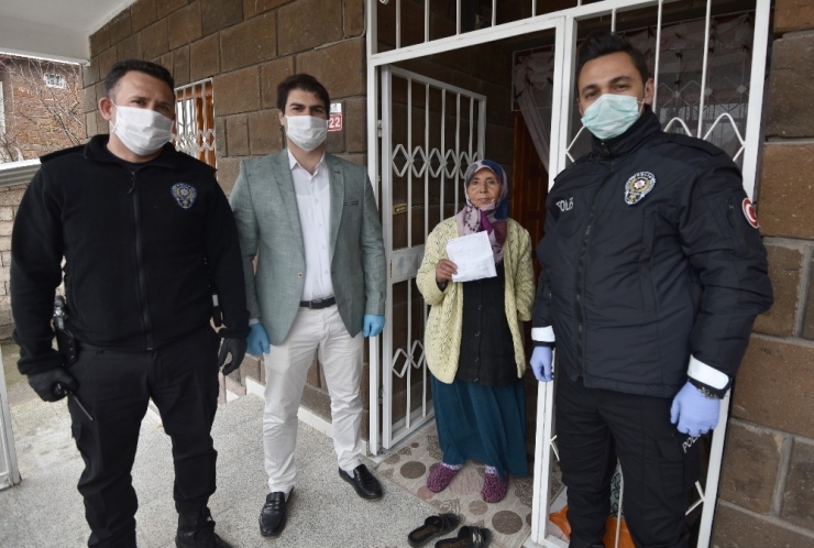 Yaşlı Kadın Biriktirdiği Parasını “Biz Bize Yeteriz Türkiyem” Kampanyasına Bağışladı