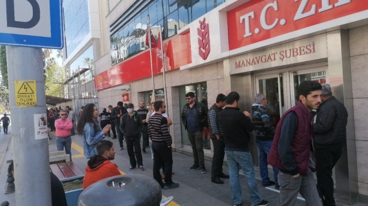 Temel İhtiyaç Destek Kredisi Kuyruğunda Sosyal Mesafe Hiçe Sayıldı