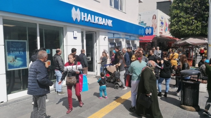 Temel İhtiyaç Destek Kredisi Kuyruğunda Sosyal Mesafe Hiçe Sayıldı