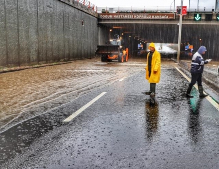 Diski, Sağanak Yağış Nedeniyle 21 Ekip Ve 55 Personelle Çalışma Yaptı