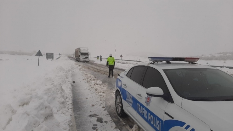 Elazığ’da Kar Etkili Oldu, Polis "Evde Kalın" Uyarısı Yaptı