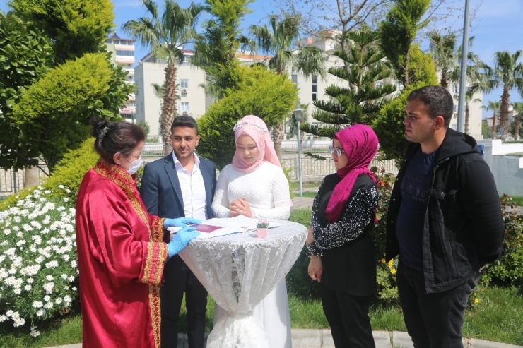 Erdemli’de Havuz Başında Nikah Uygulaması