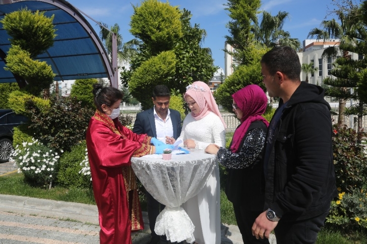 Erdemli’de Havuz Başında Nikah Uygulaması