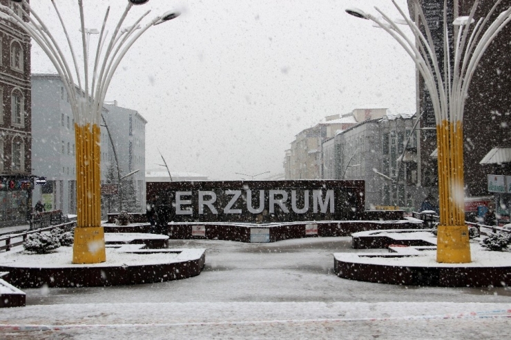 Erzurum’a Nisan’da Kar Yağdı