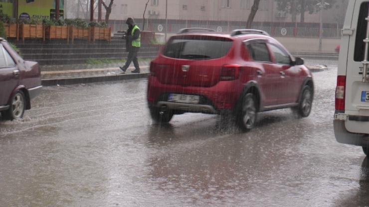 Korona Virüs Tedbirlerine Uymayan Vatandaşlar Yağmura Yakalandı