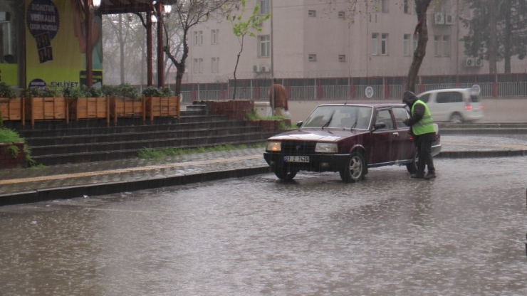Korona Virüs Tedbirlerine Uymayan Vatandaşlar Yağmura Yakalandı