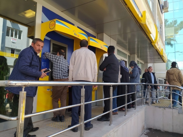 Kuyrukta Sosyal Mesafeye Çizgili Önlem